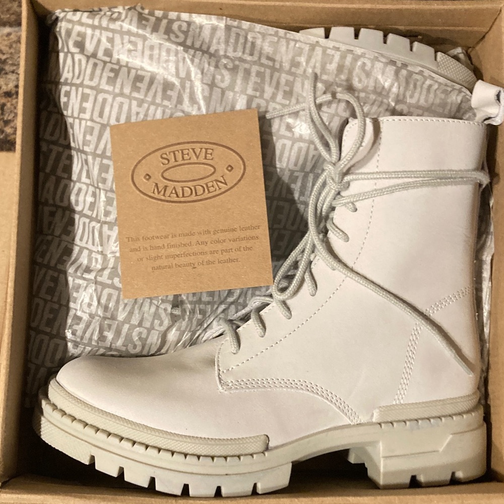 NEW IN BOX NIB Steve Madden Jamisyn Ice size 9.5 combat boots leather